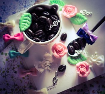 Coffee beans on porcelain cup - Kostenloses image #201121
